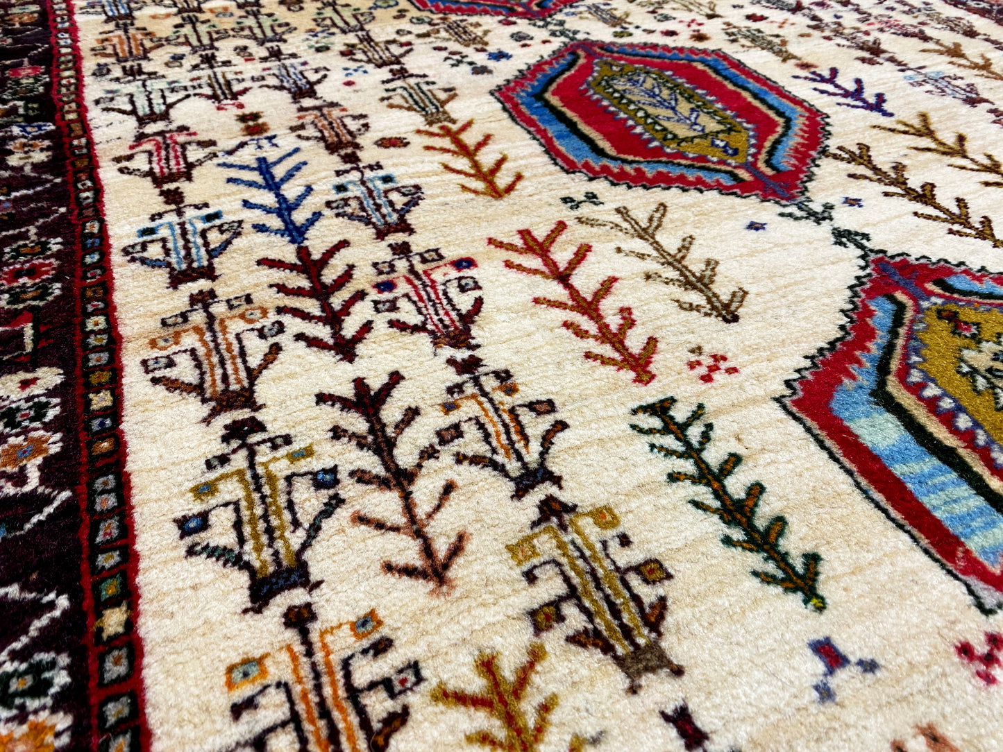 Esszimmer Traditioneller Baluch Teppich creme geometrische Ornamente