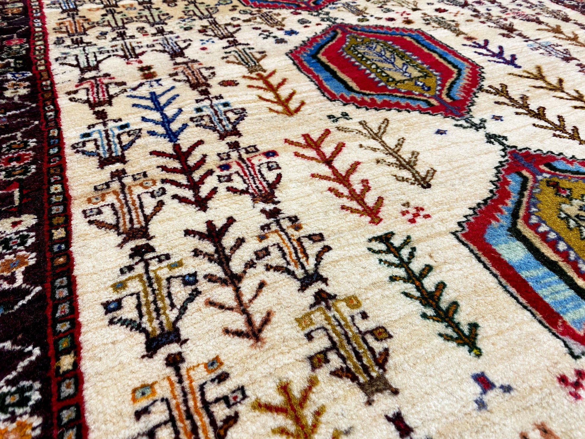 Esszimmer Traditioneller Baluch Teppich creme geometrische Ornamente