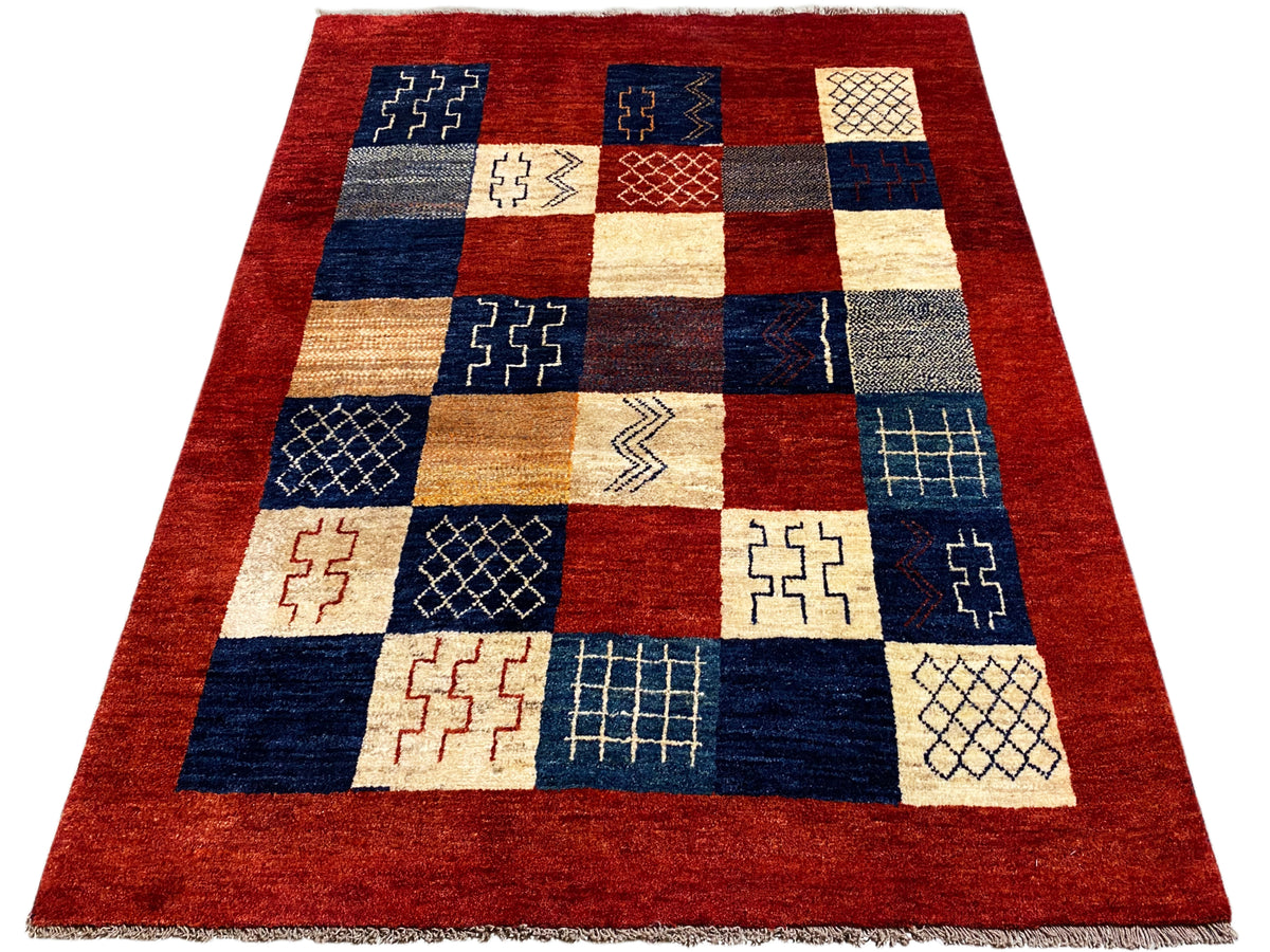 Gabbeh-Teppich (194x140 cm) von oben: rote Einfassung, blaue und creme Musterblöcke