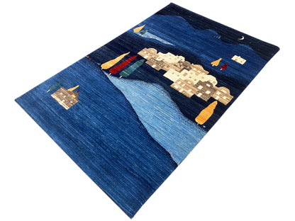 Blauer Teppich mit beige Reliefmotiven und bunten Details, schräg fotografiert
