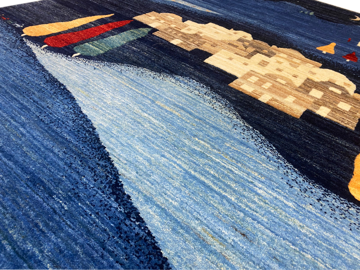 Nahansicht: blau gemusterter Teppich mit heller Mittelbahn und beige Segmenten
