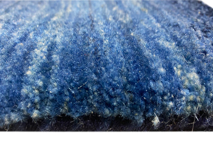 Blauer Teppichflor mit dichter, melierter Struktur in Blau- und Grautönen
