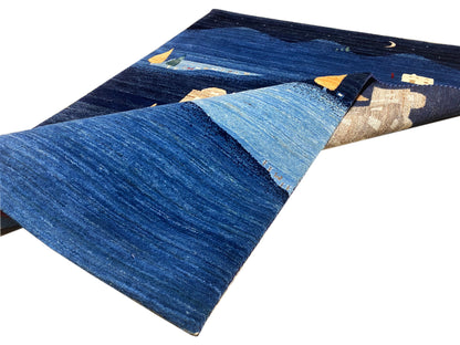 Blauer Teppich mit Reliefabschnitten in beige sowie orange und gelben Farbpunkten