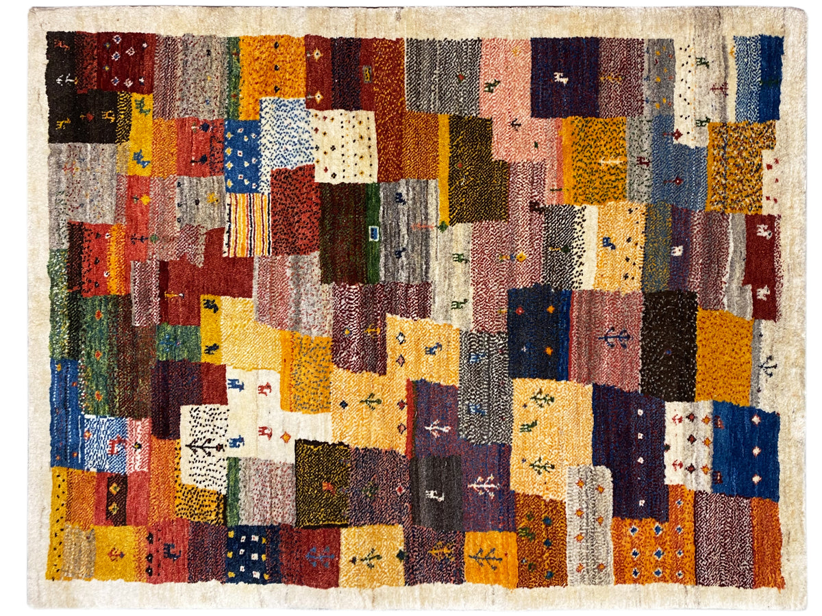 Tapete Gabbeh Luri 145x105 cm com patchwork colorido e detalhes claros nas extremidades