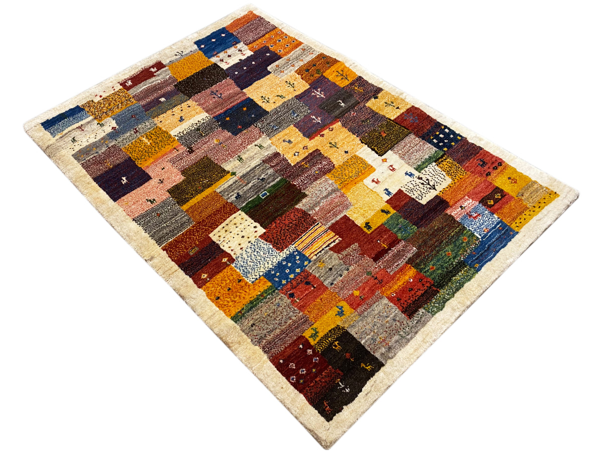 Tapete Gabbeh Luri 145x105 cm, drapeado na diagonal, com blocos coloridos