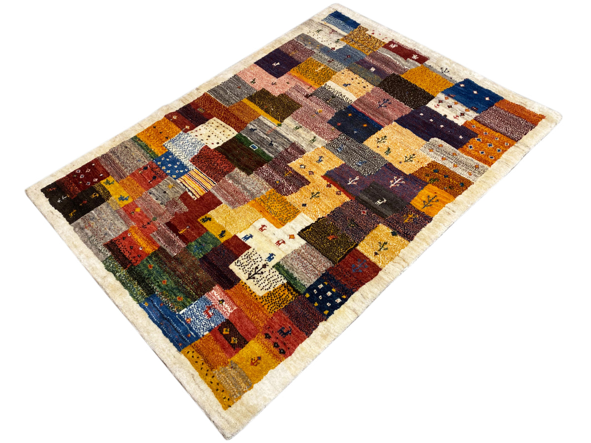 Tapete Gabbeh Luri 145x105 cm diagonal: campos patchwork com padrões em vermelho, azul e amarelo