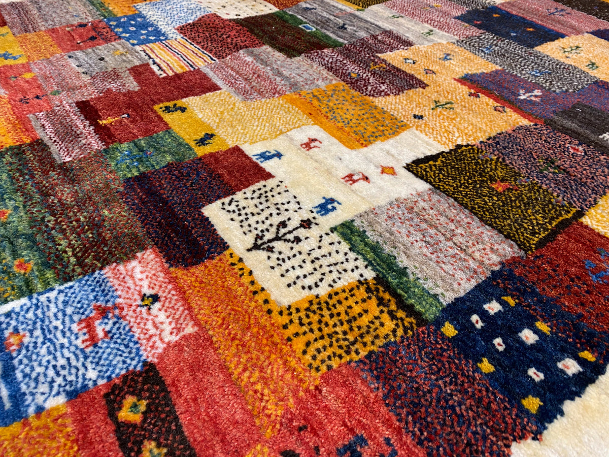 Tapete Gabbeh Luri 145x105 cm em grande plano: blocos de quilt coloridos e borda clara