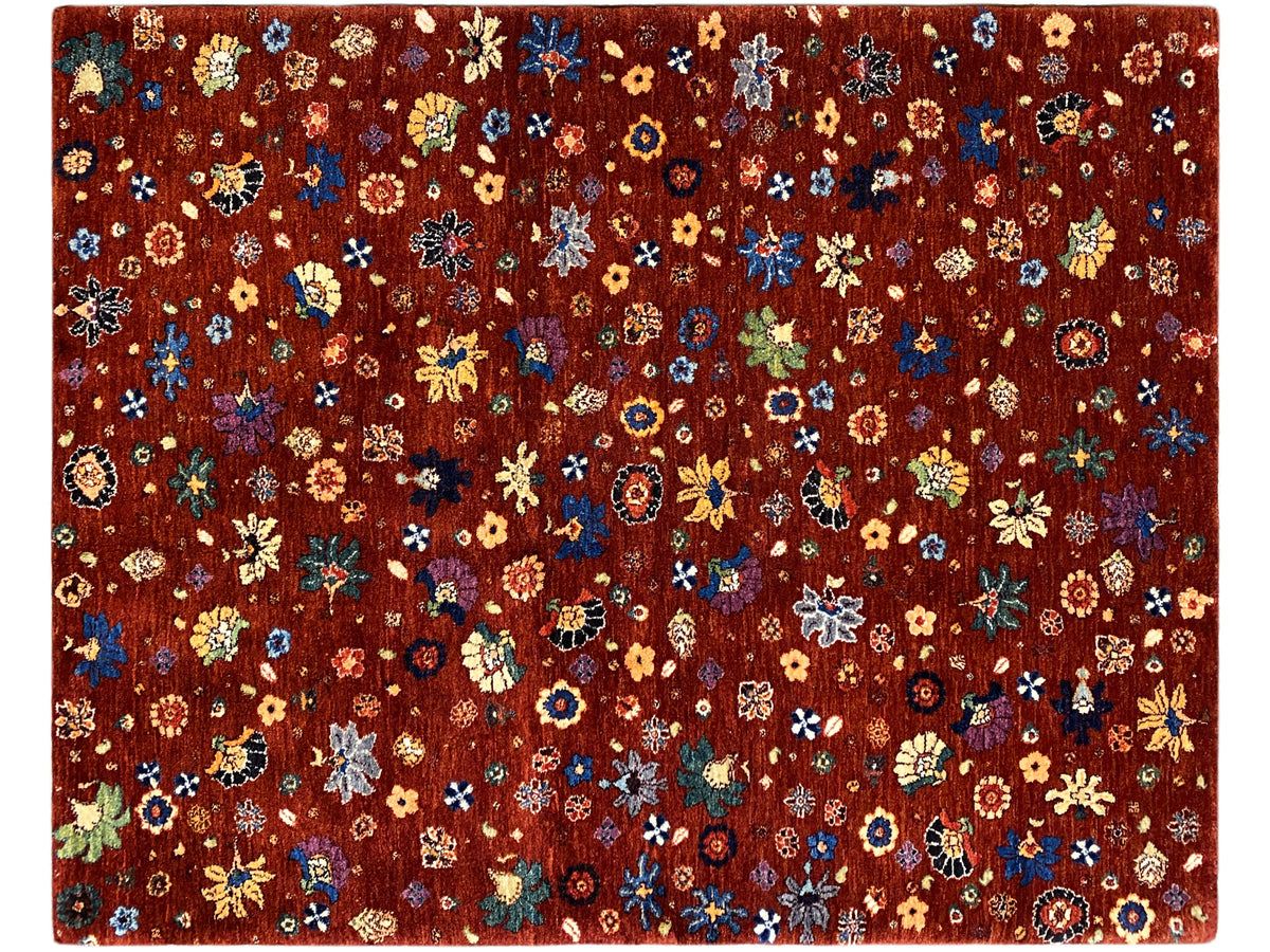 Teppich mit rötlich-braunem Grund und dichtem mehrfarbigem Blumenmuster im Detail.