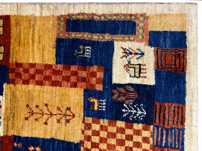 Nahaufnahme Gabbeh-Luri Teppich 158x86 cm: dichter Flor, Blau-, Ocker- und Rottöne im Muster