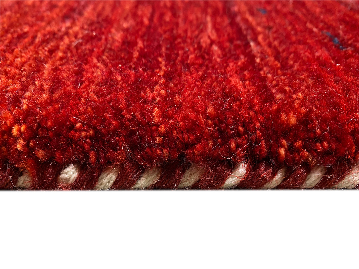 Roter Teppich Nahaufnahme vom Florrand mit dichtem Flor und sichtbarem Saum