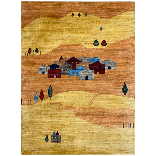 Tapete com fundo amarelo-acastanhado e padrão de aldeia colorido em azul, vermelho e verde