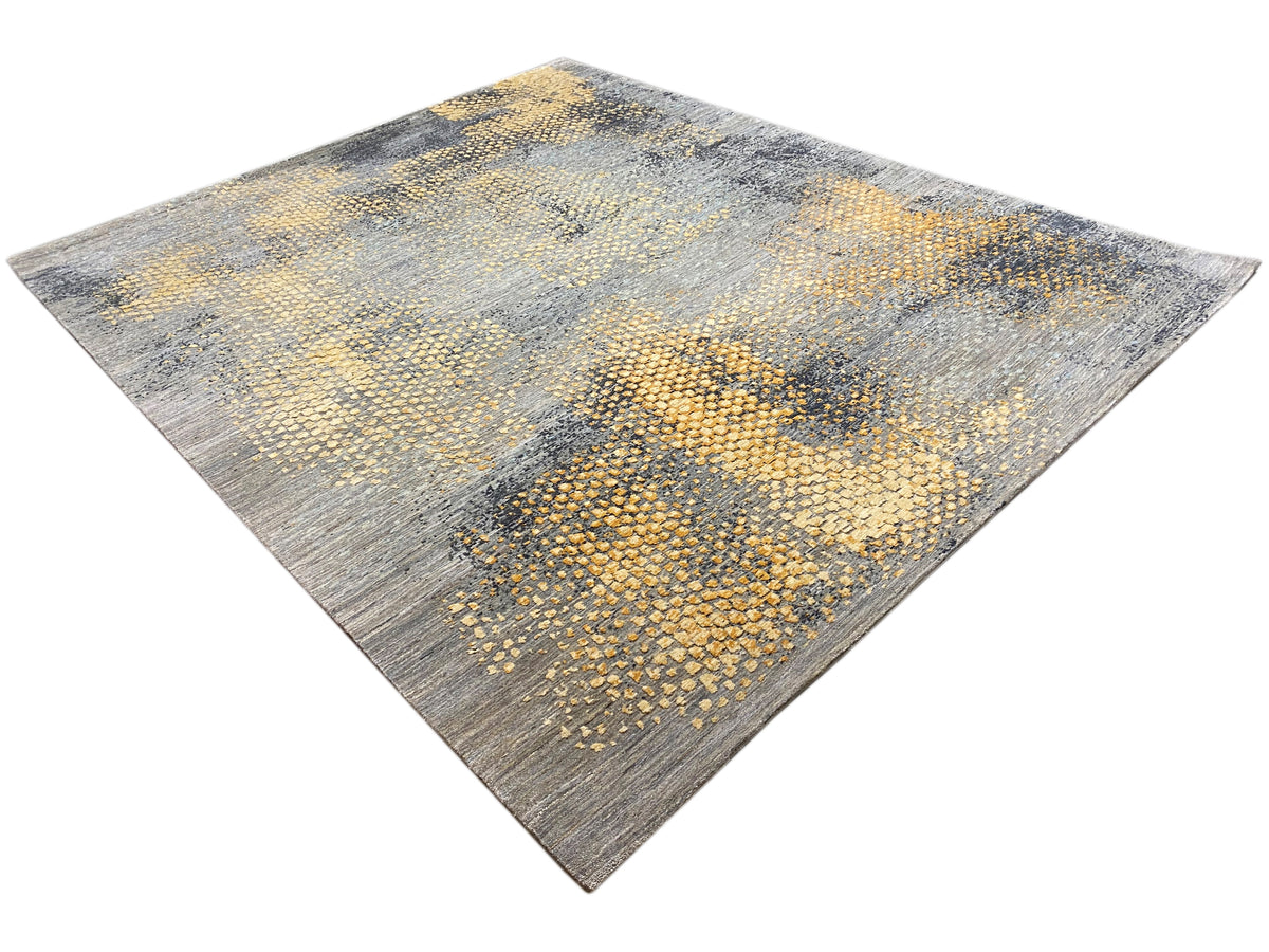Gabbeh-Luri Teppich, diagonale Ansicht: helles Grau mit gelb-goldenen Punkten und Flecken