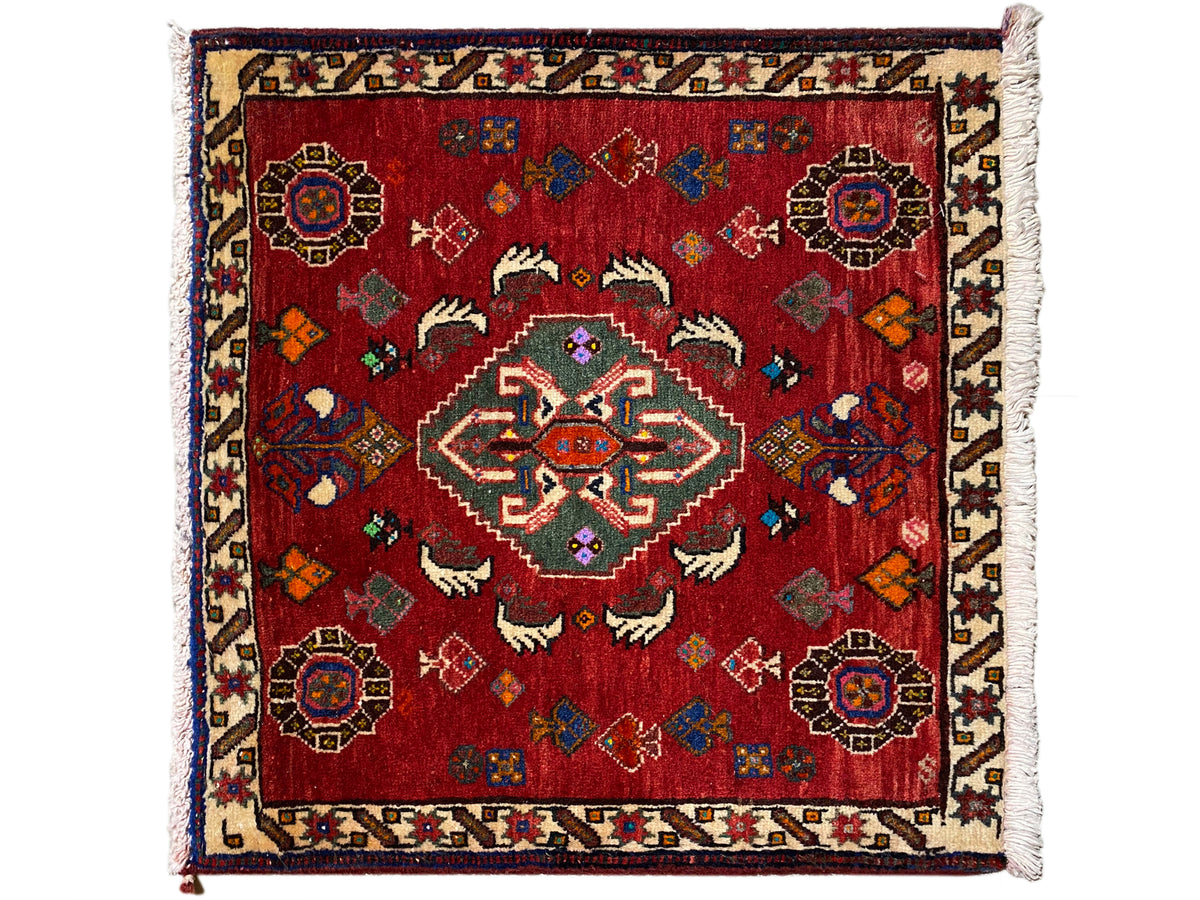 Tapete Poshti 58x57 cm, padrão ornamental vintage vermelho com borda decorativa e franjas