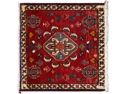 Tapete Poshti 58x57 cm, padrão ornamental vintage vermelho com borda decorativa e franjas