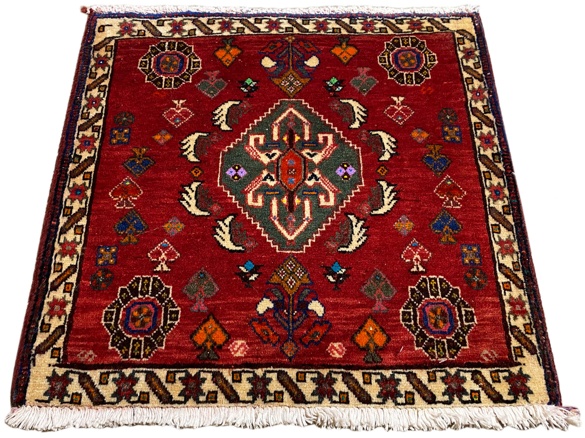 Tapete Poshti 58x57 cm, tapete vermelho com padrão de medalhão e detalhes multicoloridos