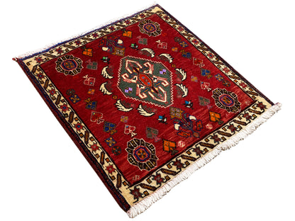 Tapete Poshti 58x57 cm, tapete vermelho com flores estilizadas, borda decorativa e franjas