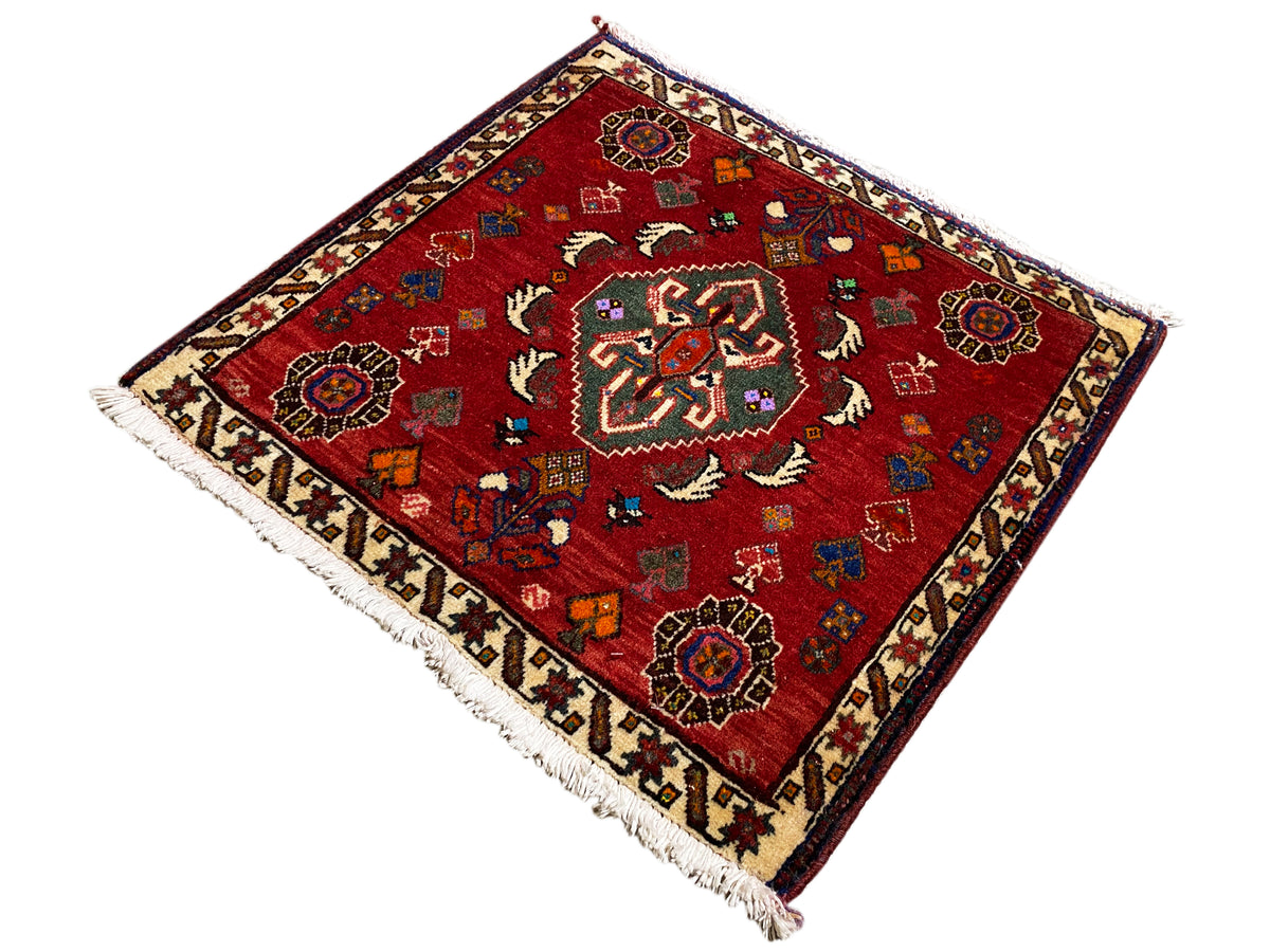 Tapete Poshti 58x57 cm, tapete vermelho com medalhão central e ornamentos coloridos