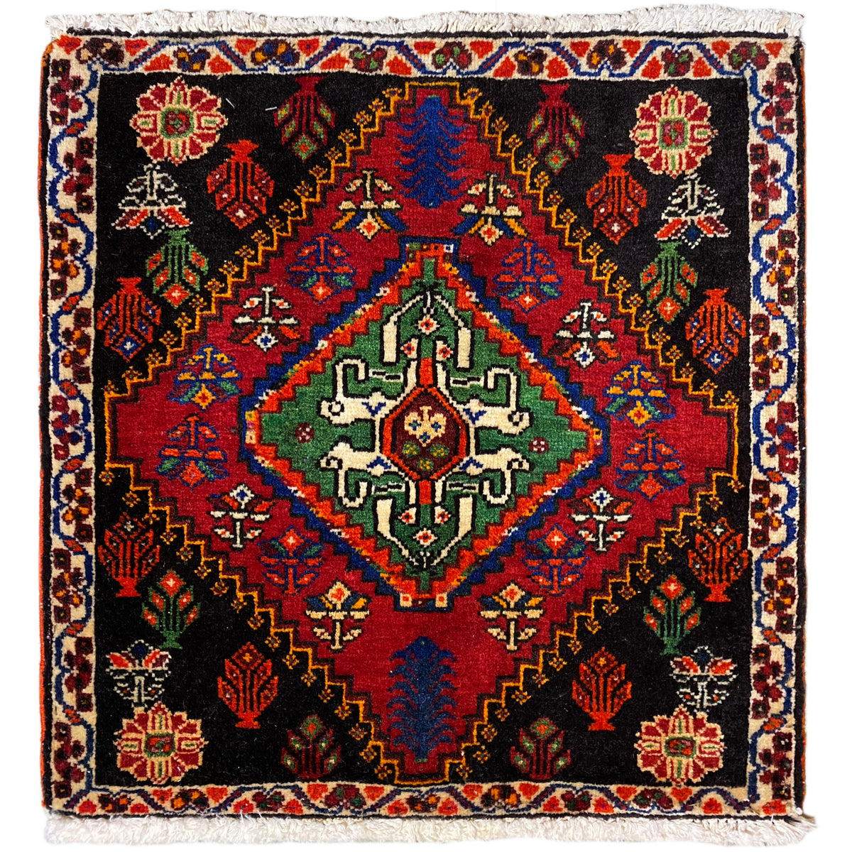 Tapete Poshti 56x56 cm com fundo preto, ornamentos coloridos e franjas decorativas