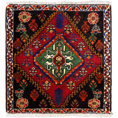 Tapete Poshti 56x56 cm com fundo preto, ornamentos coloridos e franjas decorativas