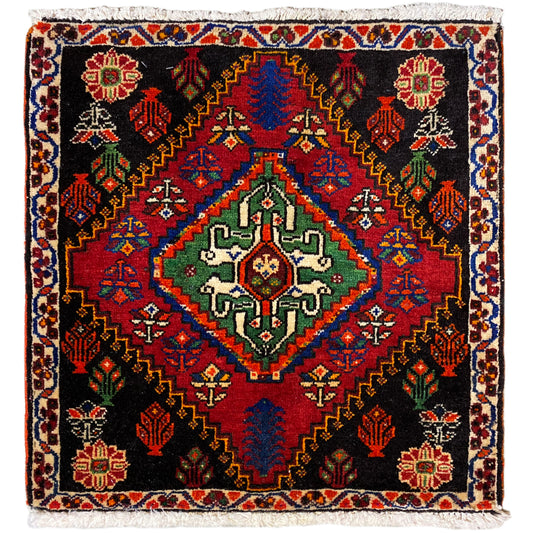 Tapete Poshti 56x56 cm com fundo preto, ornamentos coloridos e franjas decorativas