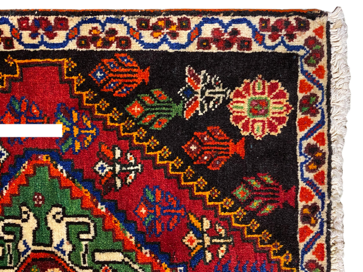 Tapete Poshti 56x56 cm em grande plano: borda ornamental com losangos coloridos sobre fundo preto