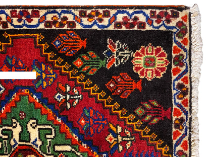 Tapete Poshti 56x56 cm em grande plano: borda ornamental com losangos coloridos sobre fundo preto