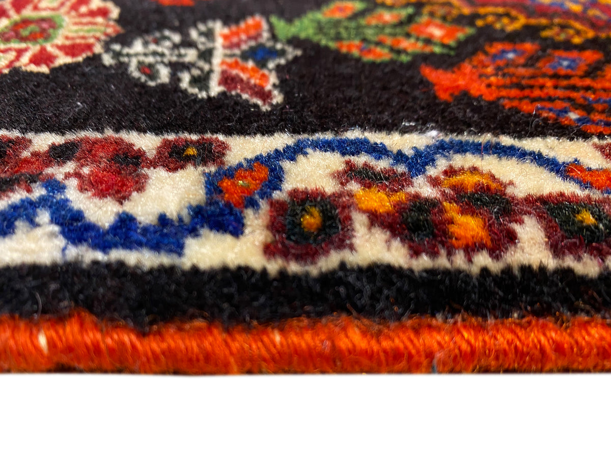 Tapete Poshti 56x56 cm Detalhe da borda: contorno multicolorido e parte inferior laranja