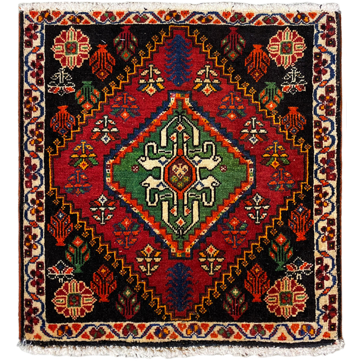Tapete Poshti quadrado: tapete tecido preto com padrão decorativo vermelho, verde e azul