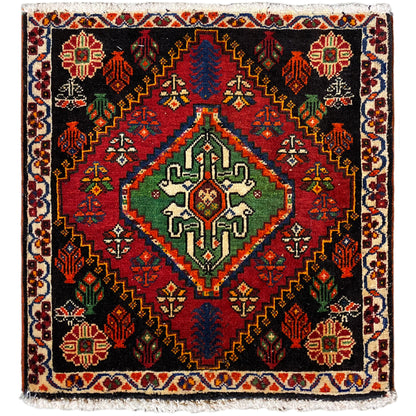 Tapete Poshti quadrado: tapete tecido preto com padrão decorativo vermelho, verde e azul