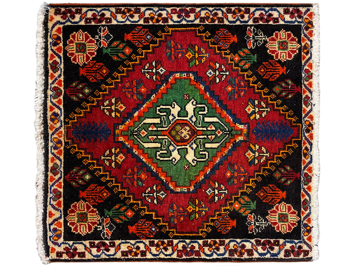 Tapete Poshti quadrado com fundo preto, medalhão vermelho/ verde/ azul e bordadura