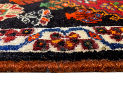 Detalhe da extremidade do tapete Poshti: bordadura multicolorida e pelo do tapete na parte inferior
