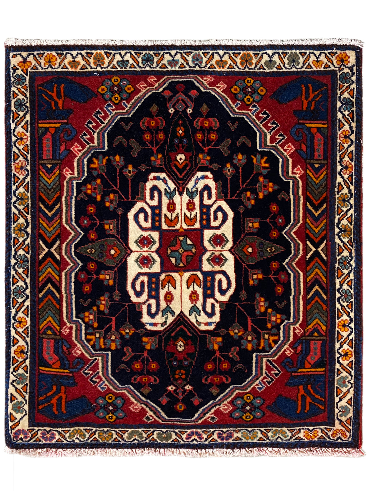 Tapete Poshti com design quadrado, fundo azul e padrão ornamental branco e vermelho