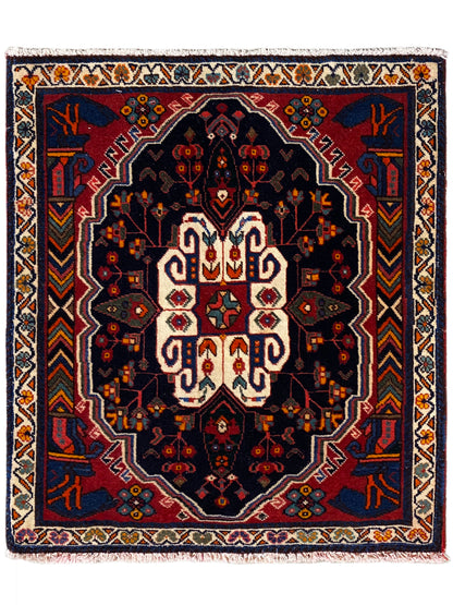 Tapete Poshti com design quadrado, fundo azul e padrão ornamental branco e vermelho