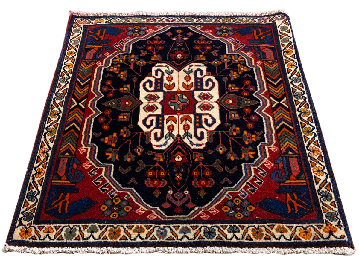 Tapete Poshti retangular com fundo azul e padrão ornamental simétrico