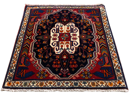 Tapete Poshti retangular com fundo azul e padrão ornamental simétrico