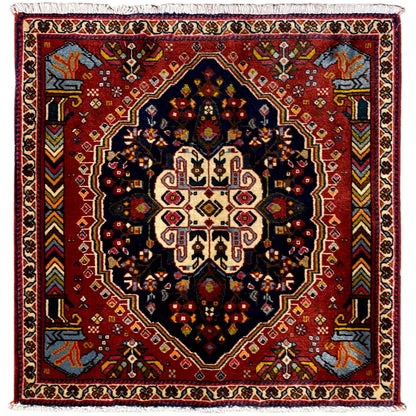 Tapete Poshti com fundo vermelho, padrão de octógonos azul-escuros e rebordo branco decorativo