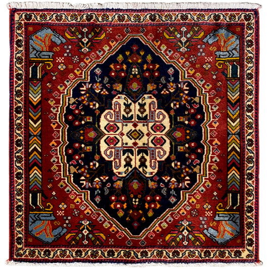 Tapete Poshti com fundo vermelho, padrão de octógonos azul-escuros e rebordo branco decorativo