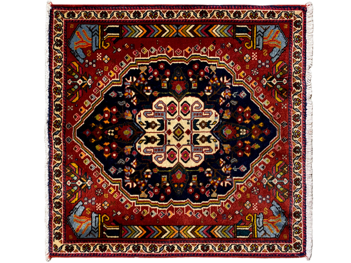 Tapete Poshti com fundo vermelho, medalhão escuro e ornamentos de moldura multicoloridos