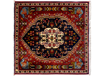 Tapete Poshti com fundo vermelho, medalhão escuro e ornamentos de moldura multicoloridos
