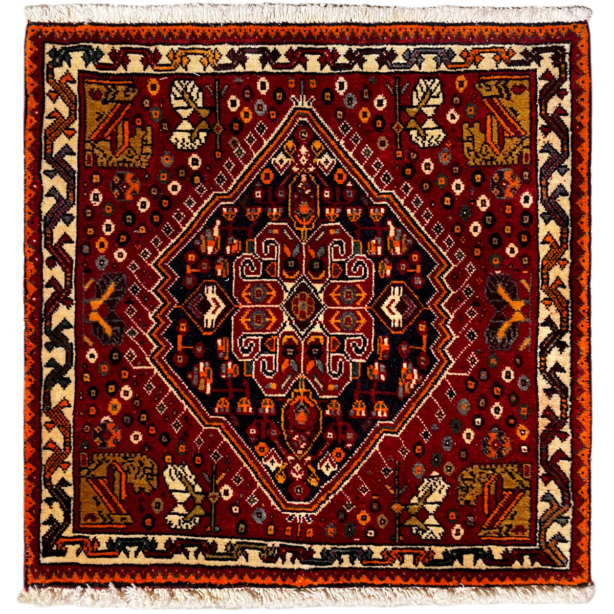 Tapete Poshti 60x60 cm, padrão vermelho com rebordo cor de laranja e franjas