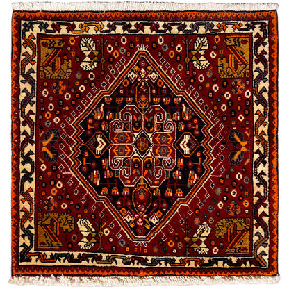 Tapete Poshti 60x60 cm, padrão vermelho com rebordo cor de laranja e franjas