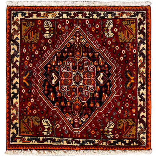 Tapete Poshti 60x60 cm, padrão vermelho com rebordo cor de laranja e franjas