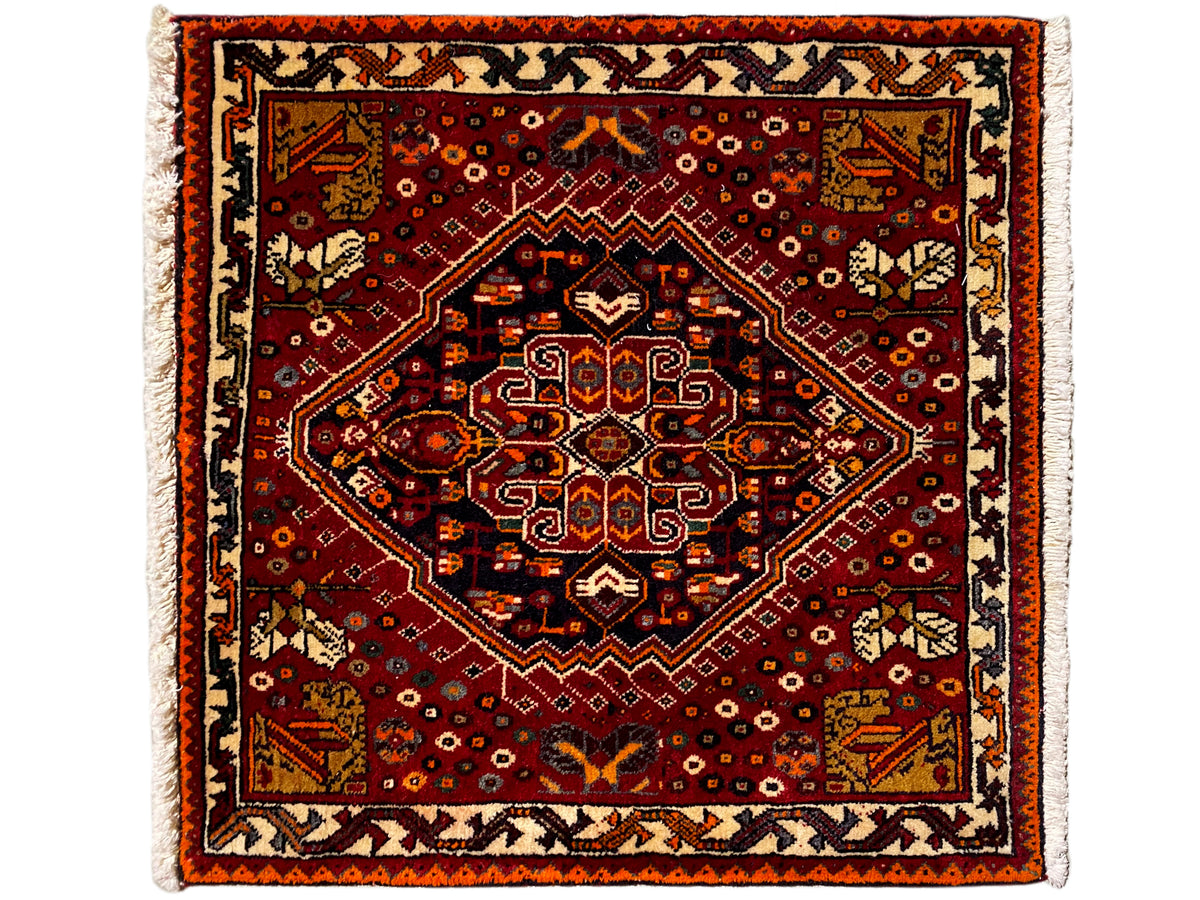 Tapete Poshti 60x60 cm, padrão ornamental quadrado em vermelho com rebordo claro