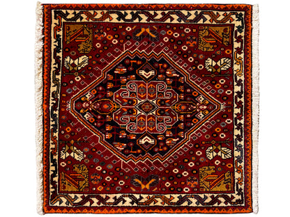 Tapete Poshti 60x60 cm, padrão ornamental quadrado em vermelho com rebordo claro