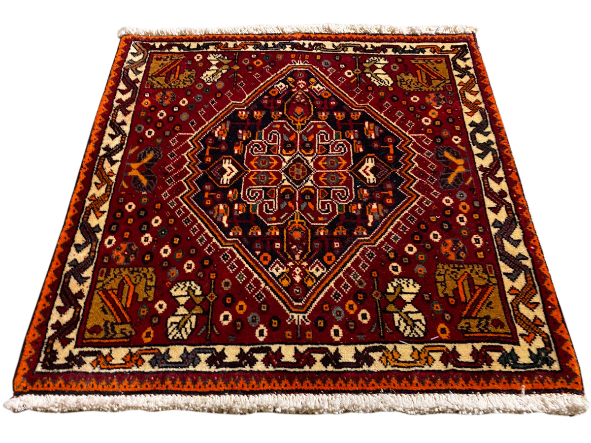Tapete Poshti 60x60 cm, tapete vermelho com losango ornamental e rebordo bege