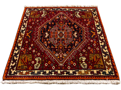 Tapete Poshti 60x60 cm, tapete vermelho com losango ornamental e rebordo bege