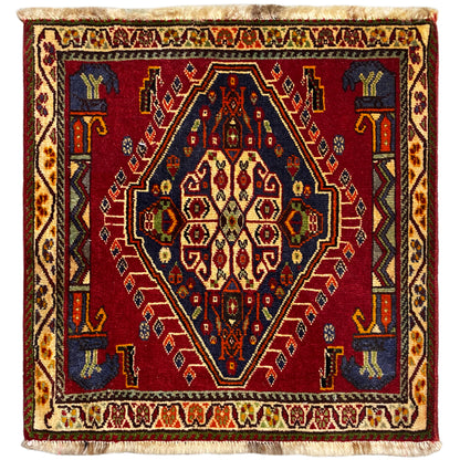 Tapete Poshti (59×61 cm) com padrão vermelho, bordaduras multicoloridas e franjas