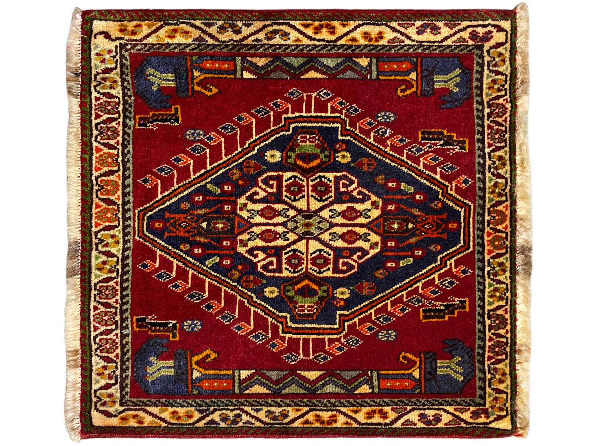 Tapete Poshti (59×61 cm) quadrado com motivo ornamental de tapete vermelho e franjas claras