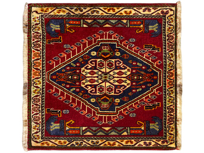 Tapete Poshti (59×61 cm) quadrado com motivo ornamental de tapete vermelho e franjas claras