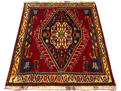 Tapete Poshti (59×61 cm) vermelho com medalhão central, borda decorativa e franjas